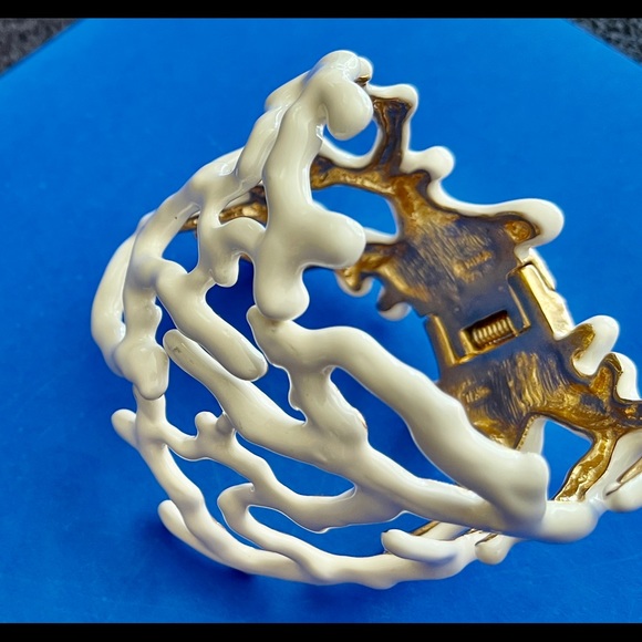 KJL Highly Collectible. Rare White Coral opening by hinges - Picture 12 of 13